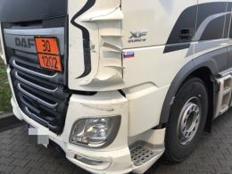 Citroen zderzył się z cysterną, jedna osoba jest ranna