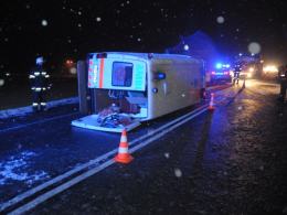 Karetka pogotowia uderzyła w barierę i przewróciła się na bok