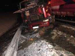 Ciężarówka uderzyła w barierę na wiadukcie nad autostradą