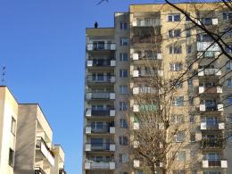 19-latek skoczył z dachu wieżowca na osiedlu Armii Krajowej