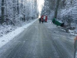 Hyundai uderzył w drzewo. Kierowca jest ciężko ranny.