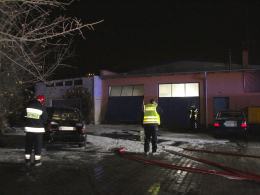 Dwa samochody spłonęły przed warsztatem
