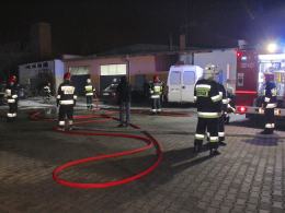 Dwa samochody spłonęły przed warsztatem