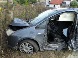 Ford i opel zderzyły się czołowo pod Nysą