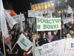 Mieszkańcy Dobrzenia Wielkiego protestują przeciw przyłączeniu do Opola