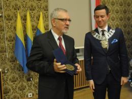 Czterech Opolan z tytułami Zasłużonego Obywatela Miasta