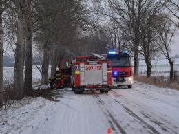 Samochód wypadł z drogi i uderzył w drzewo