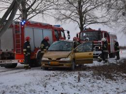 Samochód wypadł z drogi i uderzył w drzewo