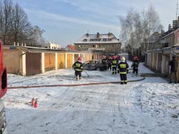 Opel spłonął przy garażach na Zaodrzu