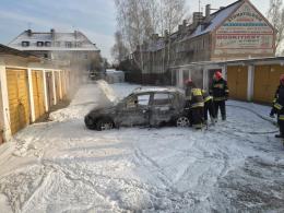 Opel spłonął przy garażach na Zaodrzu