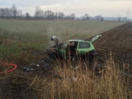 Volkswagen uderzył w drzewo i stanął w płomieniach
