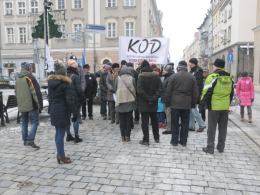Komitet Obrony Demokracji uczy liczyć dziennikarzy TVP