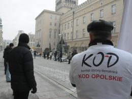 Komitet Obrony Demokracji uczy liczyć dziennikarzy TVP