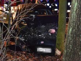 Próbowała uniknąć zderzenia z busem, wjechała w drzewo