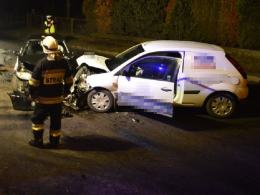 Kierowca forda zasnął i doprowadził do czołowego zderzenia