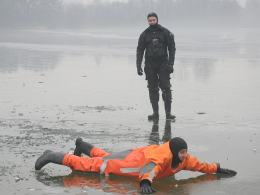 Strażacy ćwiczą ratownictwo na lodzie i apelują o rozsądek