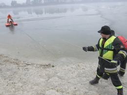 Strażacy ćwiczą ratownictwo na lodzie i apelują o rozsądek