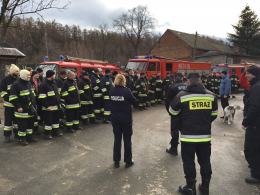 W akcji poszukiwawczej brało udział kilkudziesięciu strażaków oraz policjantów, a także grupy poszukiwawcze z psami.