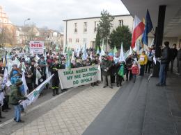 Mieszkańcy Dobrzenia Wielkiego protestowali przeciw przyłączeniu do Opola