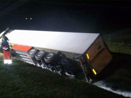 Ciężarówka w rowie na A4. Kierowca chciał uniknąć zderzenia.