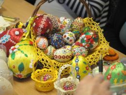 Oklejają, wydrapują i malują. Tradycja zdobienia jaj nie zanika.
