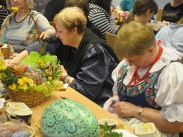 Oklejają, wydrapują i malują. Tradycja zdobienia jaj nie zanika.
