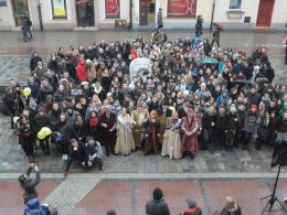 Maturzyści zatańczyli poloneza na opolskim rynku