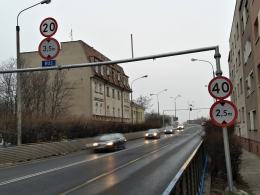 Ogranicznik wysokości znalazł się... na dachu zaparkowanego samochodu