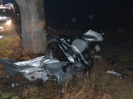24-latek roztrzaskał BMW na drzewie