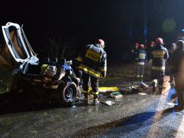 24-latek roztrzaskał BMW na drzewie