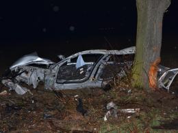 24-latek roztrzaskał BMW na drzewie