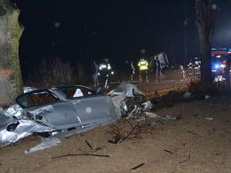 24-latek roztrzaskał BMW na drzewie