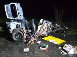 24-latek roztrzaskał BMW na drzewie