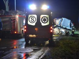 24-latek roztrzaskał BMW na drzewie
