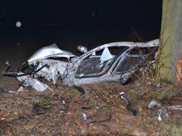 24-latek roztrzaskał BMW na drzewie