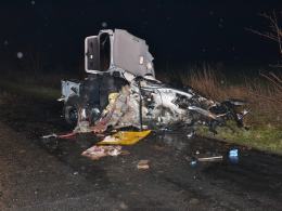 24-latek roztrzaskał BMW na drzewie
