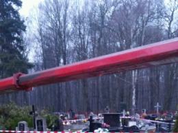 Dźwig przewrócił się na cmentarzu w Pokoju