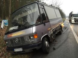 Ford zderzył się z autobusem w Walidrogach