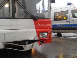 Zderzenie volkswagena z autobusem MZK na Alei Solidarności