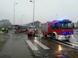 Zderzenie volkswagena z autobusem MZK na Alei Solidarności