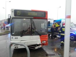 Zderzenie volkswagena z autobusem MZK na Alei Solidarności