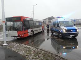 Zderzenie volkswagena z autobusem MZK na Alei Solidarności