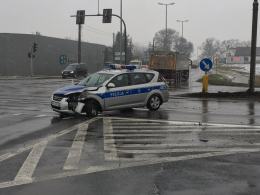 Radiowóz jadący na sygnale zderzył się z ciężarówką