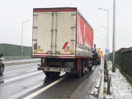 Radiowóz jadący na sygnale zderzył się z ciężarówką