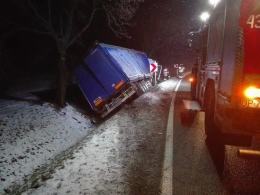 Mercedes wypadł z drogi po zderzeniu z ciężarówką