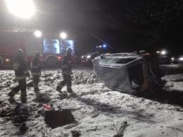 Mercedes wypadł z drogi po zderzeniu z ciężarówką