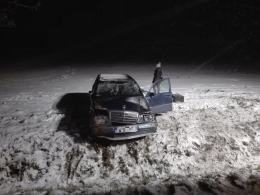 Mercedes wypadł z drogi po zderzeniu z ciężarówką