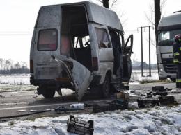 Czołowe zderzenie busa i samochodu osobowego pod Brzegiem