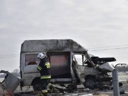 Czołowe zderzenie busa i samochodu osobowego pod Brzegiem