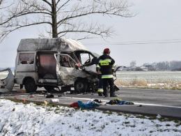 Czołowe zderzenie busa i samochodu osobowego pod Brzegiem